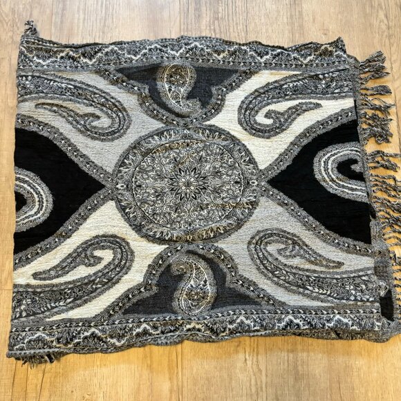 IT'S A NEW VISION | 100% Wool Scarf | Black and Grey - Picture 3 of 4